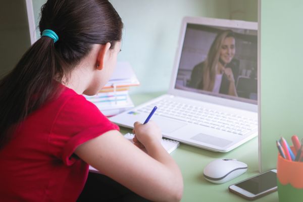 İş Bankası ve Okul Destek Derneğinden öğrencilere dijital eğitim desteği  