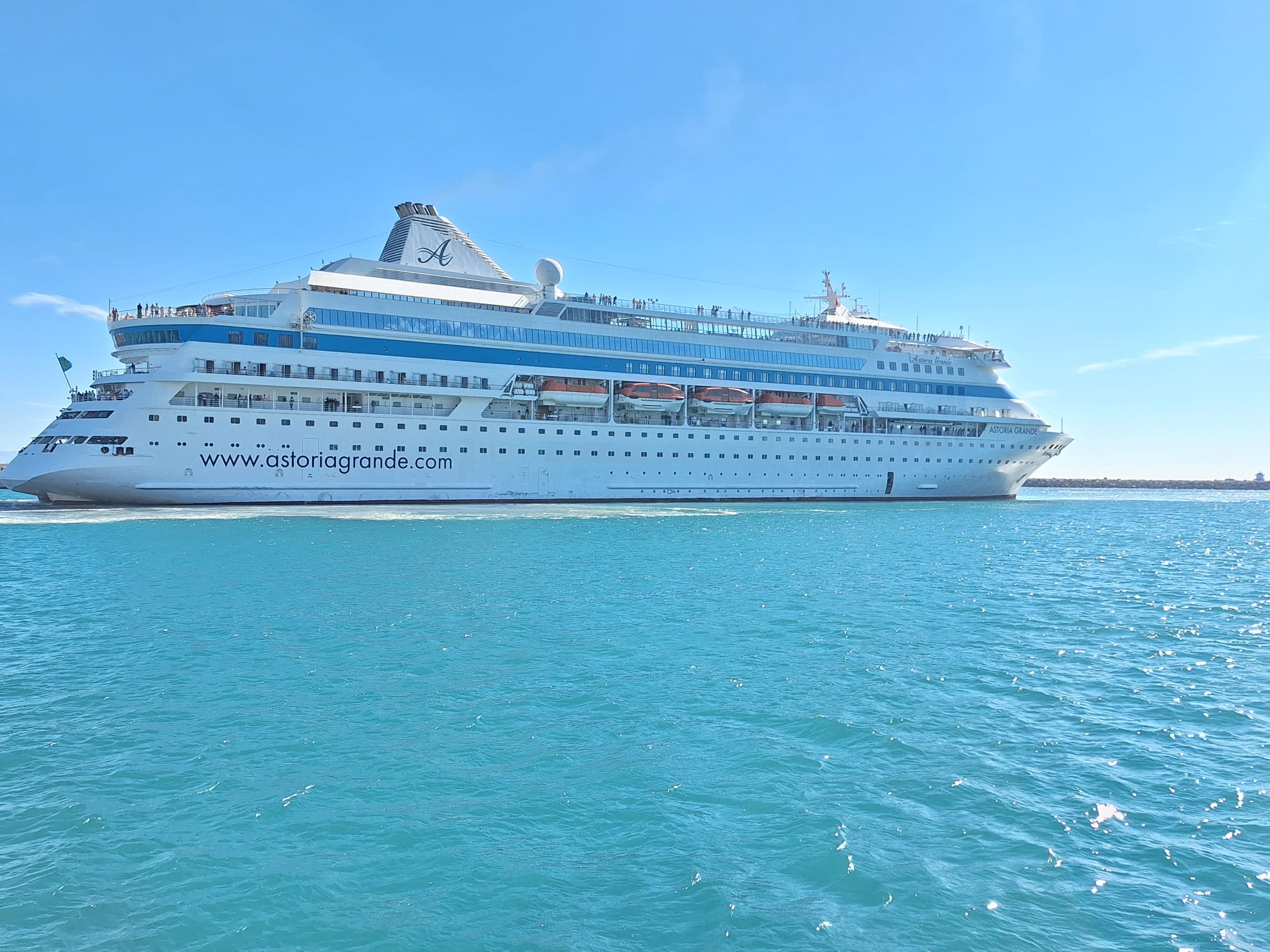 M/V Astoria Grande, QTerminals Antalya Limanı’na Demir Attı