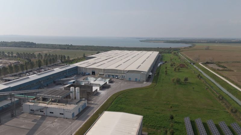 Şişecam Kuzey İtalya’daki Kaplamalı  Cam Hattı Yatırımını Tamamladı